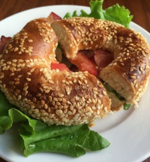 Brunch er en populær måde at nyde et lækkert måltid på, der kombinerer elementer fra både morgenmad og frokost